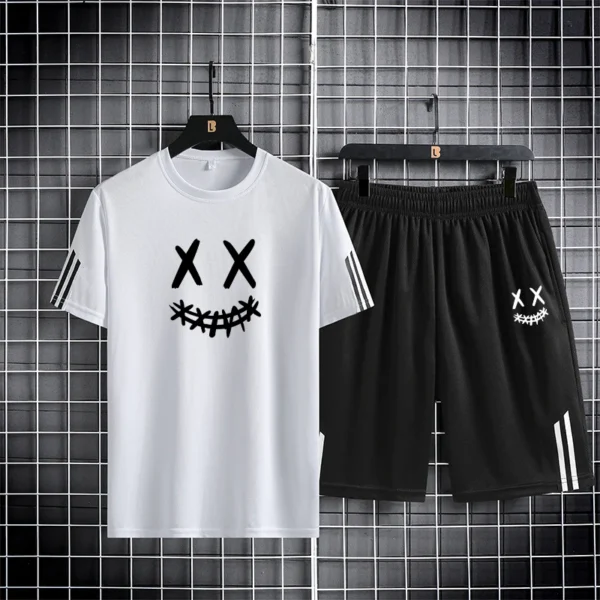 Conjunto esportivo estampado rosto sorridente
